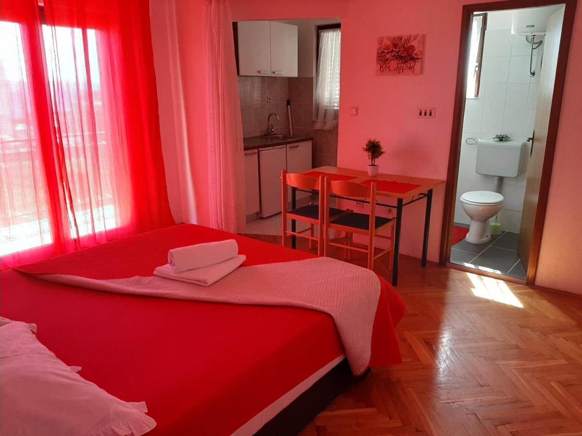 Apartments Ana Podstrana Luaran gambar